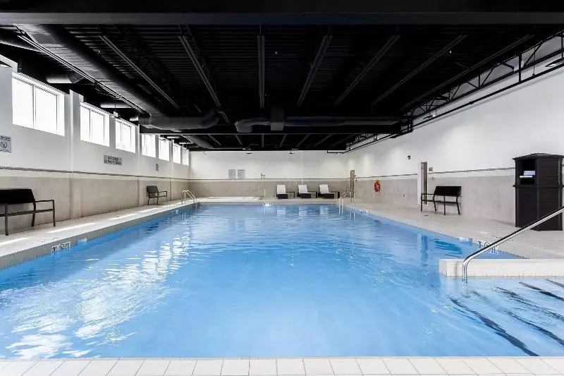 ホテル Courtyard By Marriott Montreal West Island/baie D’urfe