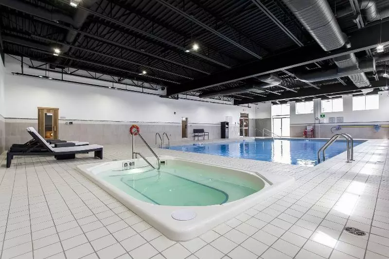 ホテル Courtyard By Marriott Montreal West Island/baie D’urfe