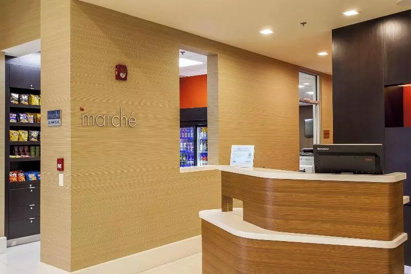 ホテル Courtyard By Marriott Montreal West Island/baie D’urfe