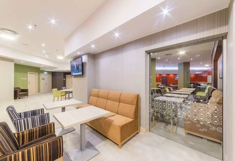 ホテル Hampton By Hilton Iasi