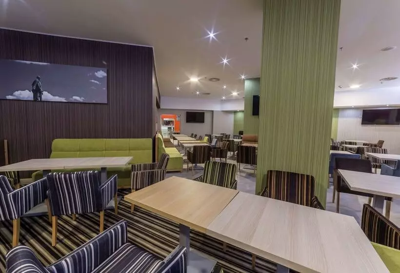 ホテル Hampton By Hilton Iasi