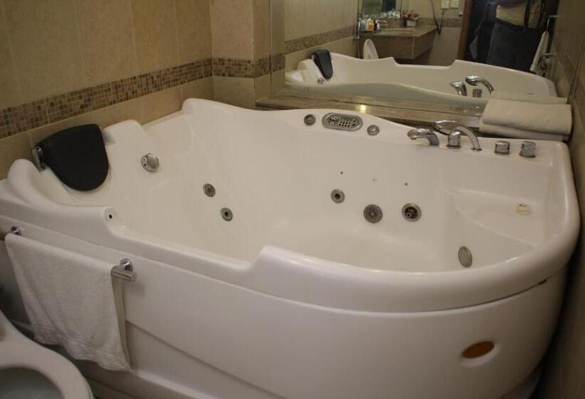 هتل Hilton Suites Lahore