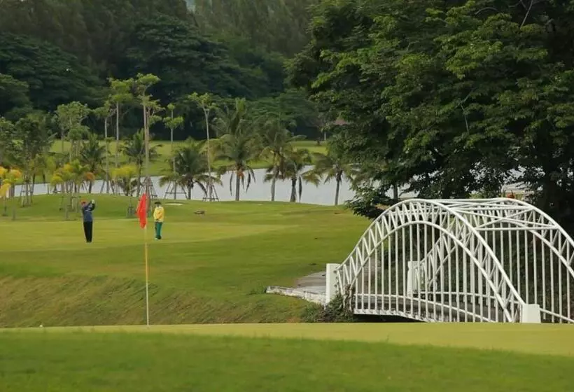 Sir James Resort