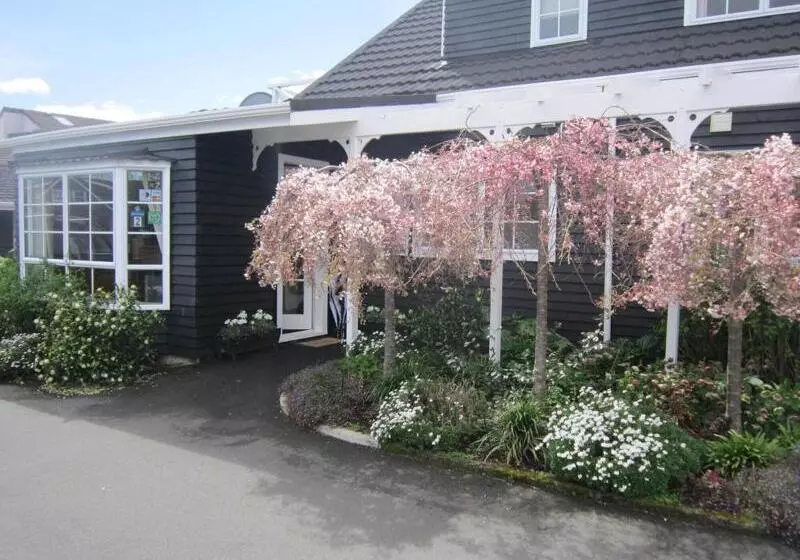 Cottage Mews Motel