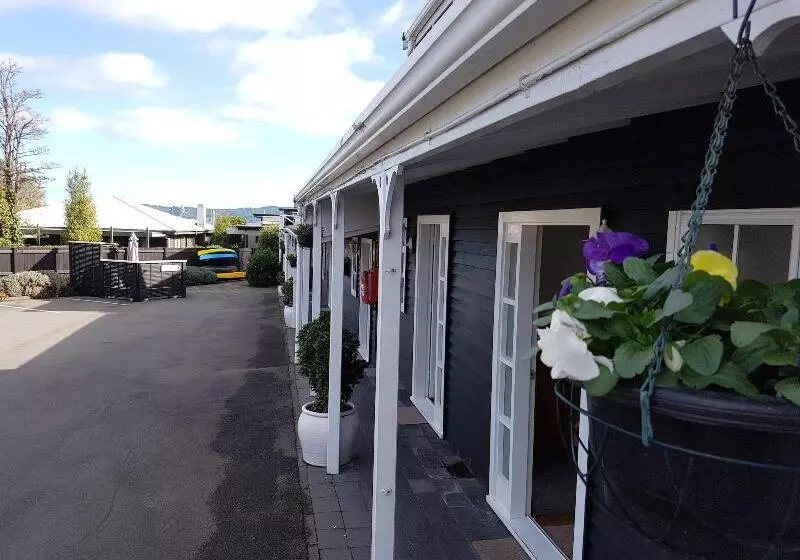 Cottage Mews Motel