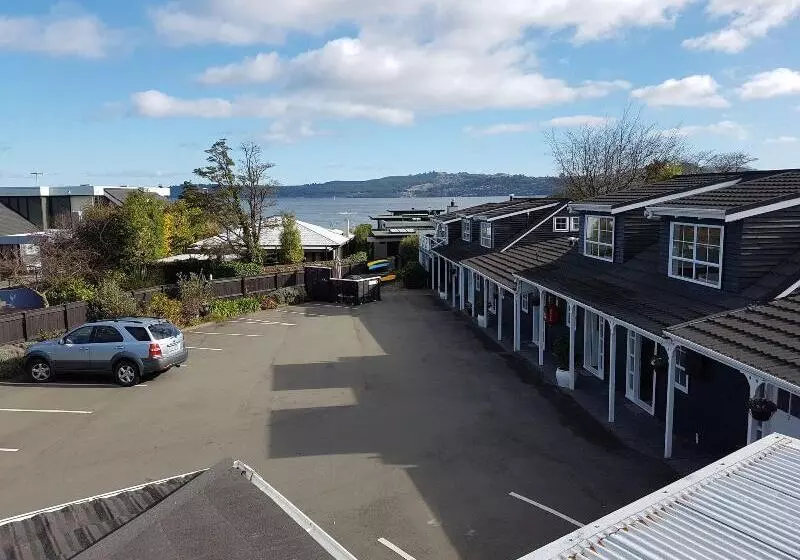 Cottage Mews Motel