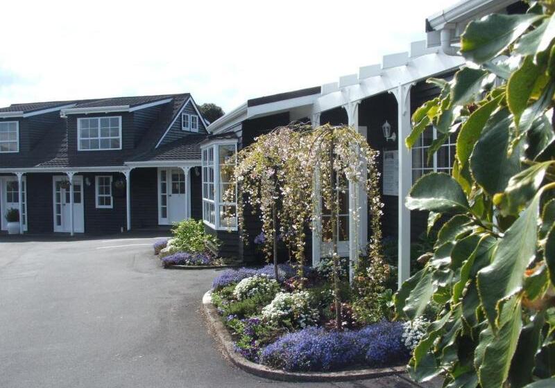 Cottage Mews Motel
