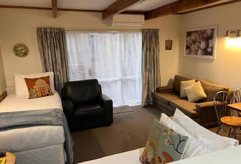 Cottage Mews Motel