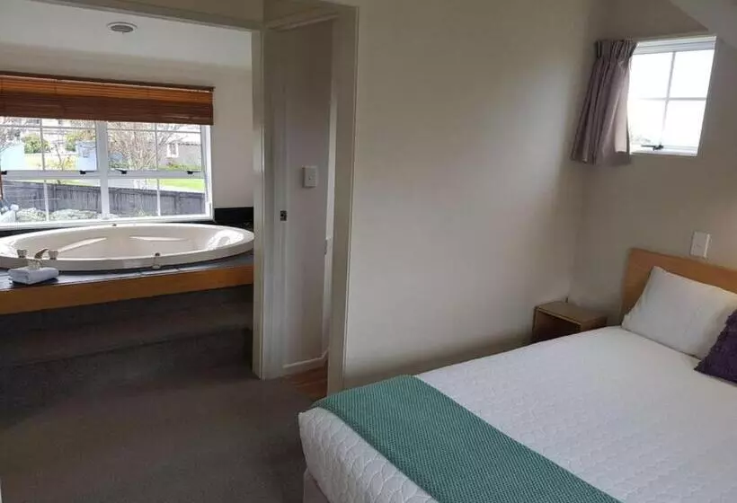 Cottage Mews Motel