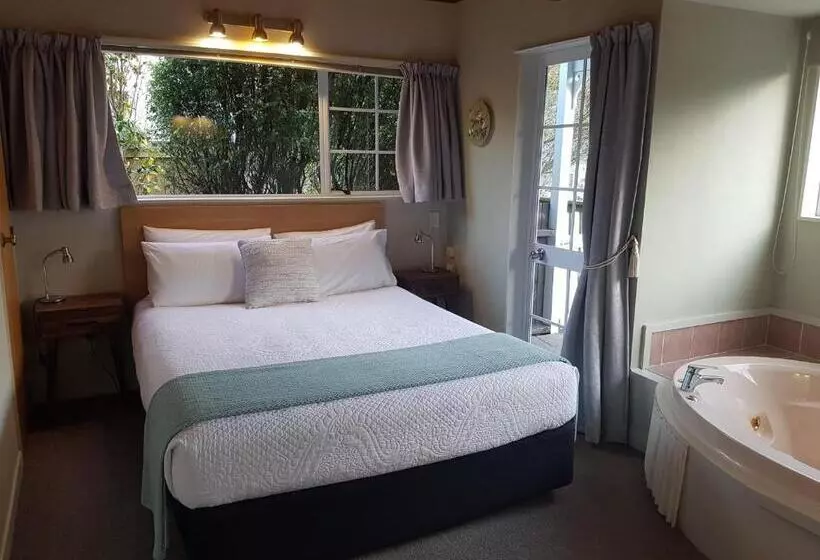 Cottage Mews Motel