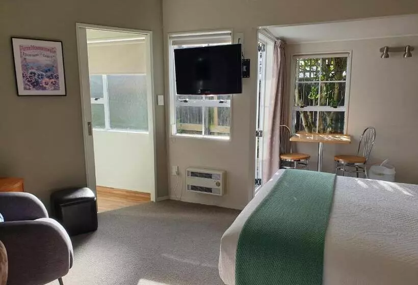 Cottage Mews Motel