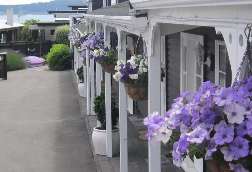 Cottage Mews Motel