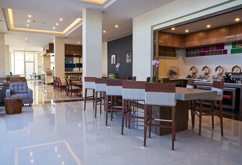 هتل Hampton Inn By Hilton Irapuato