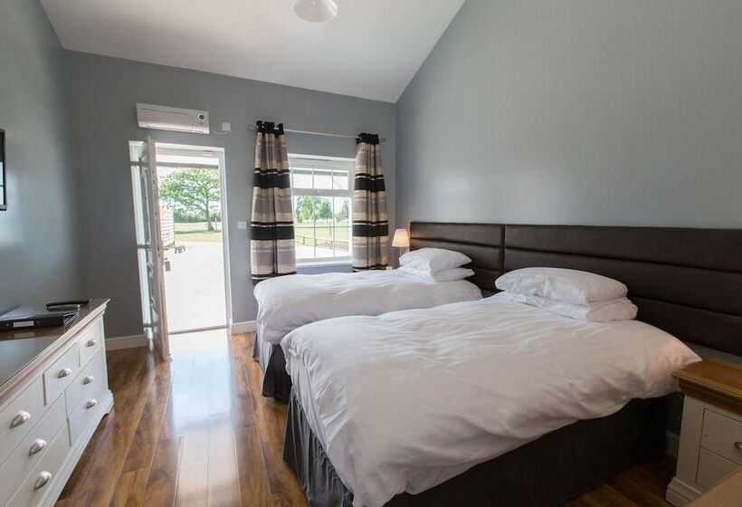 ホテル Silverstone Golf Club &