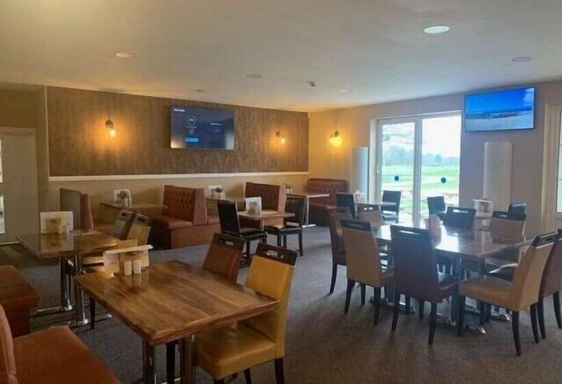 ホテル Silverstone Golf Club &