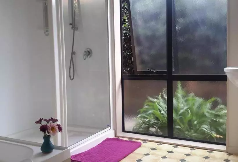 Jade Owl Bed And Breakfast
