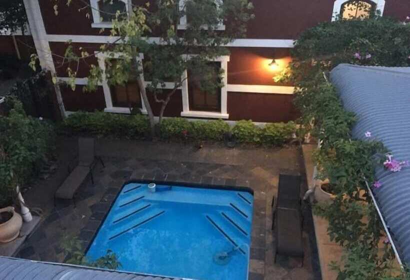 膳宿费 Roosenwijn Guest House