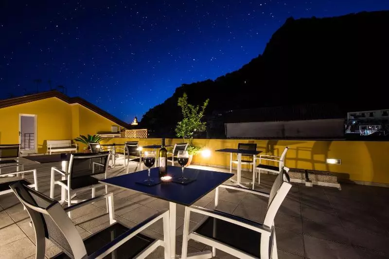 تختخواب و صبحانه Amalfi Luxury House