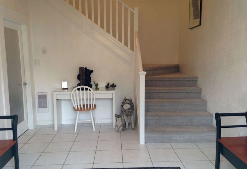 تختخواب و صبحانه Enchanted Rainforest Guesthouse