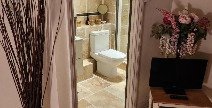 בית מלון כפרי Anzac Street B+bistro