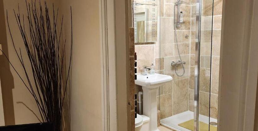 בית מלון כפרי Anzac Street B+bistro