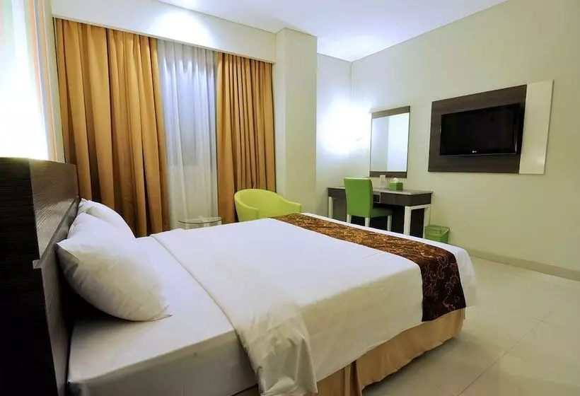Pose In Hotel Solo