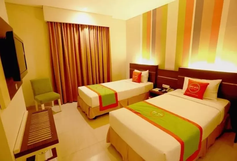 Pose In Hotel Solo