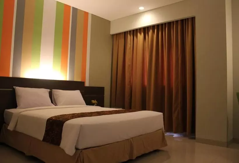 Pose In Hotel Solo