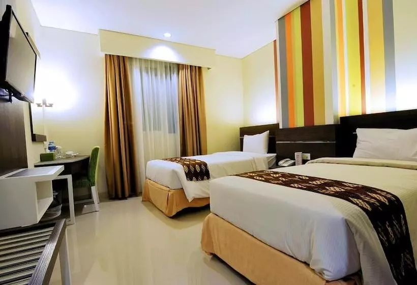 Pose In Hotel Solo