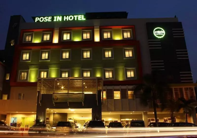 Pose In Hotel Solo
