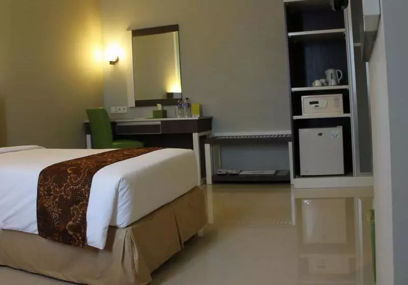 Pose In Hotel Solo