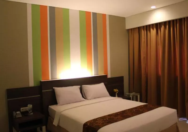 Pose In Hotel Solo