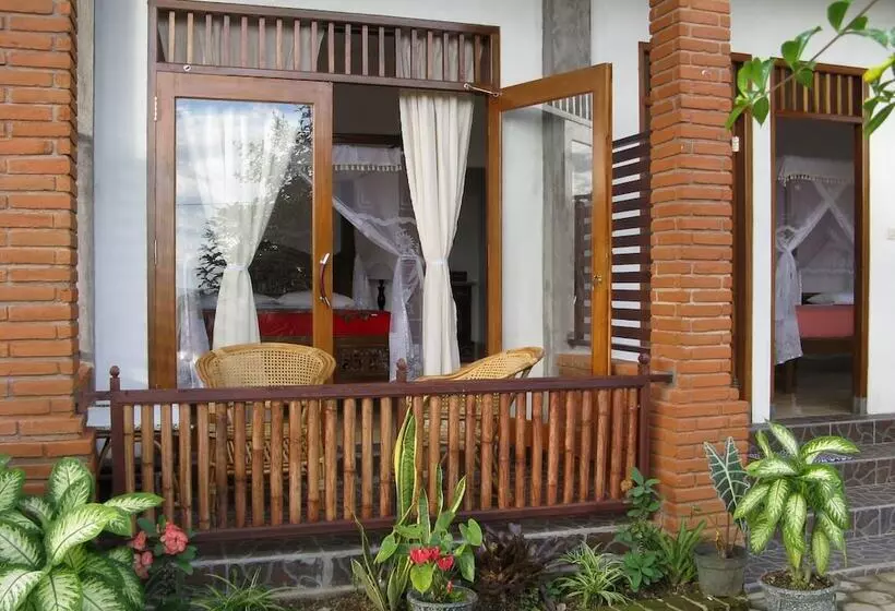 ペンション Karang Sari Guesthouse & Restaurant