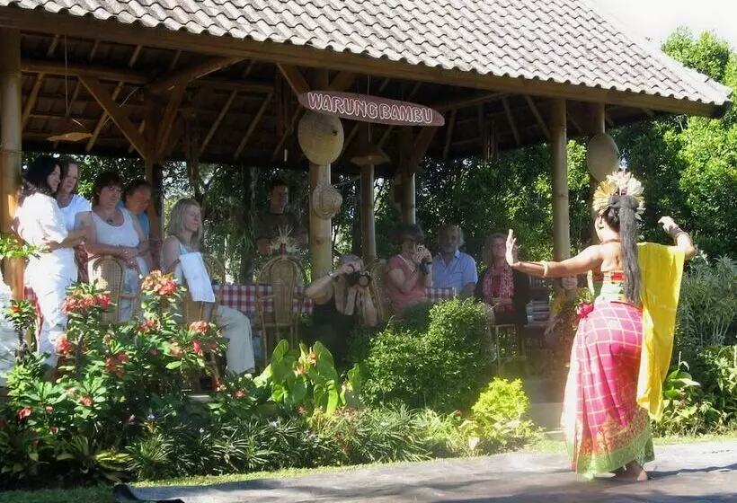 ペンション Karang Sari Guesthouse & Restaurant