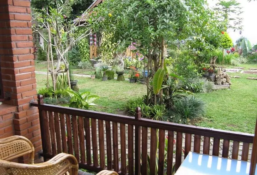ペンション Karang Sari Guesthouse & Restaurant