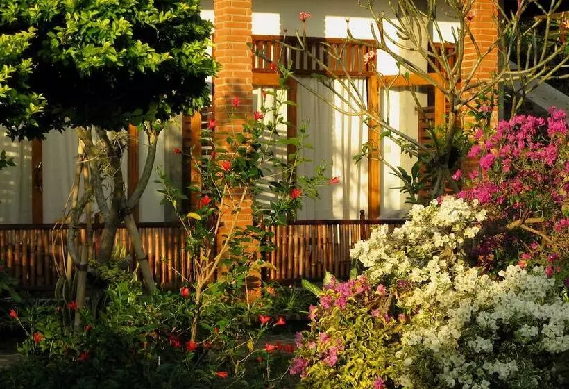 ペンション Karang Sari Guesthouse & Restaurant