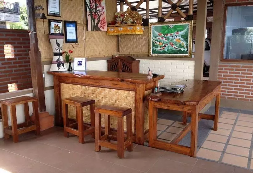 ペンション Karang Sari Guesthouse & Restaurant