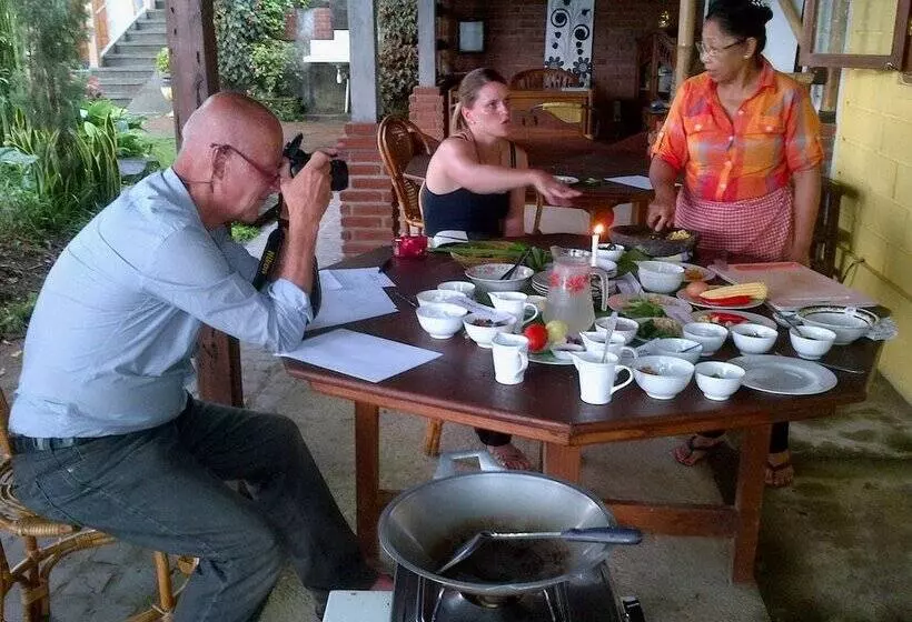 ペンション Karang Sari Guesthouse & Restaurant