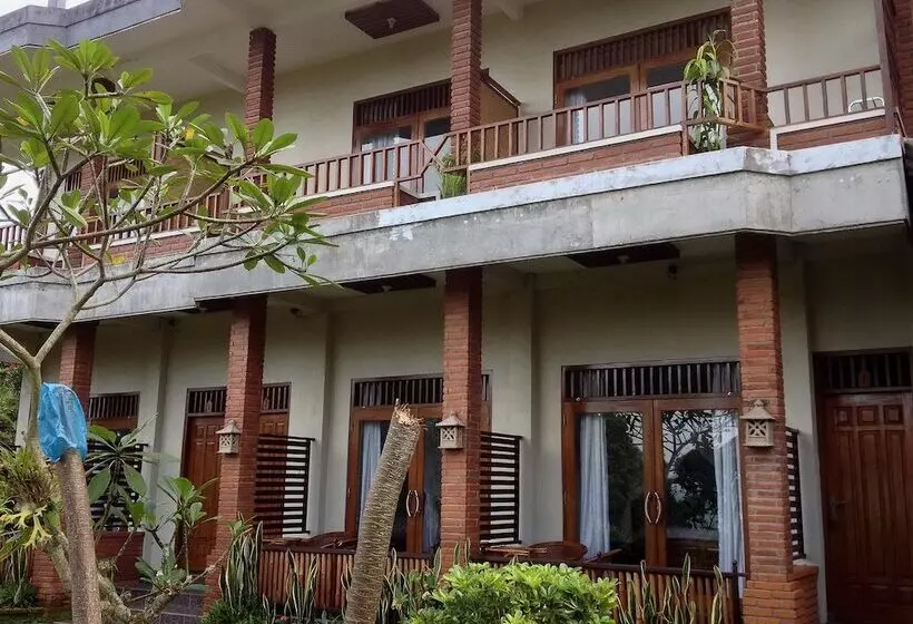 ペンション Karang Sari Guesthouse & Restaurant