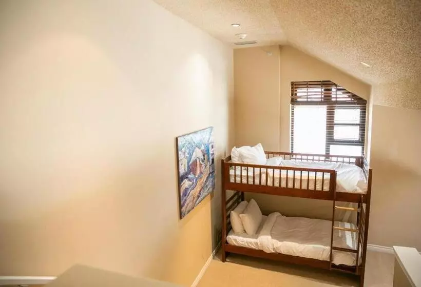 هتل Carleton Lodge