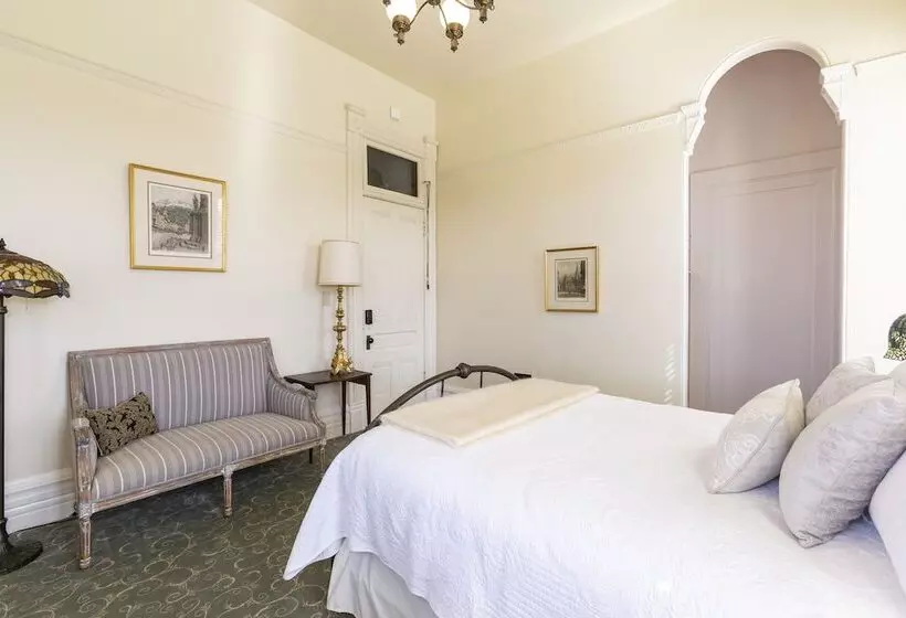 Aamiaismajoitus (B&B) Pinc Lady Mansion