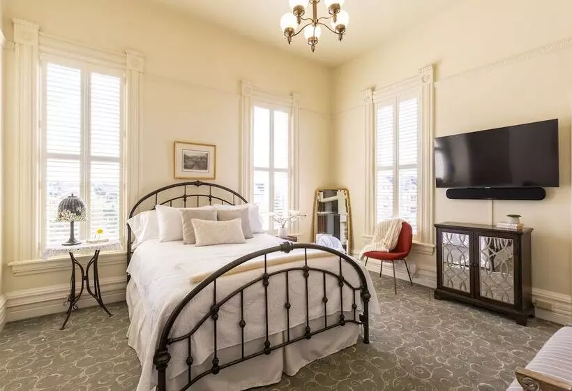 Aamiaismajoitus (B&B) Pinc Lady Mansion