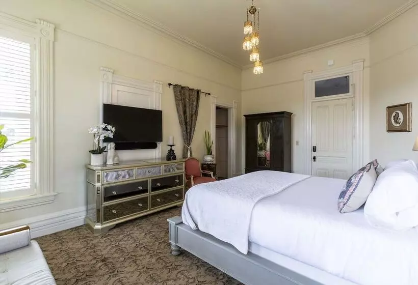 Aamiaismajoitus (B&B) Pinc Lady Mansion