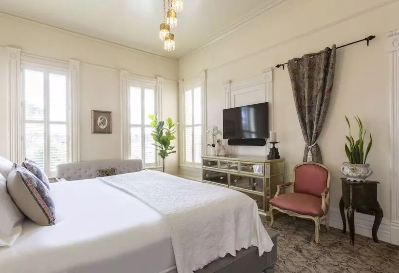 Aamiaismajoitus (B&B) Pinc Lady Mansion