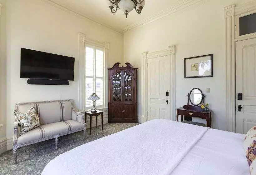 Aamiaismajoitus (B&B) Pinc Lady Mansion