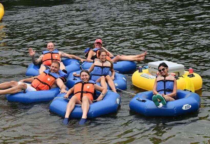 בית מלון כפרי Dead River Lodge