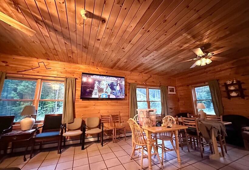 בית מלון כפרי Dead River Lodge