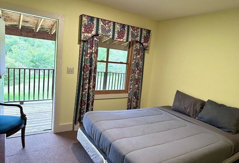 בית מלון כפרי Dead River Lodge