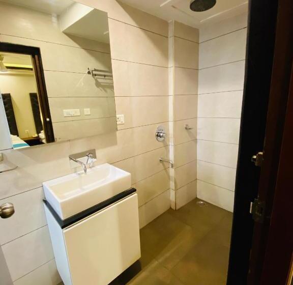 Отель Saluja Residency