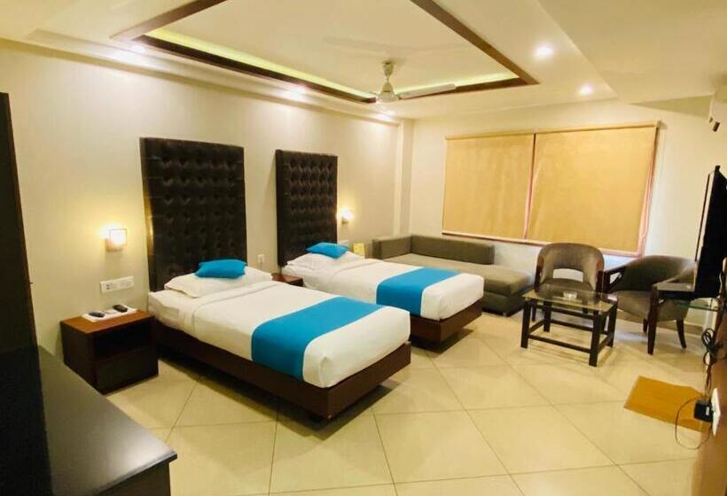 Отель Saluja Residency